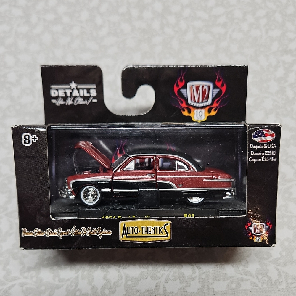 M2 Machines 1951 Ford Crestliner Premium Limited Die-cast Car